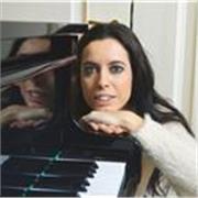 Insegnante di pianoforte a Milano. Laureata in pianoforte, maestro collaboratore e direzione d'orchestra, impartisce lezioni di musica classica e pianoforte ad ogni età