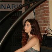 Studentessa al quinito anno di liceo da ripetizioni di storia dell'arte