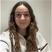 Estudiante magisterio da refuerzo a infantil y primaria