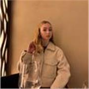 Doy clases a niños de primaria y 1,2 de la ESO, me encanta poder enseñar. Estoy en proceso de sacarme el b2 de inglés