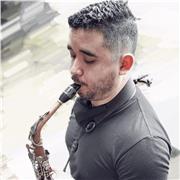 Profesor de saxofón con más de 10 años de experiencia, graduado con honores de la UdeA