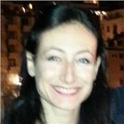 Insegnante di filosofia impartisce lezioni di storia della filosofia e materie umanistiche ad alunni delle scuole medie e superiori