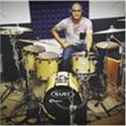 Profesor de percusión titulado y con gran experiencia en giras como músico profesional