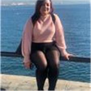 Laureata magistrale in biologia, impartisce lezioni di biologia ai ragazzi di media, superiori