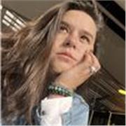 Soy una profesora de teatro que trabaja desde metodologías corporales y expresivas, enfocadas en el desarrollo de la creatividad, 