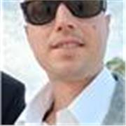 Chico trilingüe (castellano, francés e inglés)y con conocimiento en otros idiomas como italiano y portugués. Empatía, paciencia