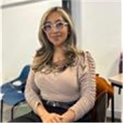 Profesor de sociales en clases para niños de forma virtual