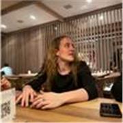 Profesora de italiano imparte clases tanto a niños como a adultos