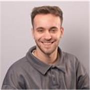 Estudiante de economía en último año imparte clases de forma presencial y online.