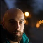 Docente di comunicazione impartisce lezioni sull’utilizzo dei programmi di grafica