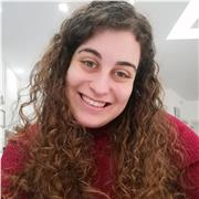 Studentessa universitaria di lingue straniere impartisce lezioni e recupero di inglese ad alunni delle scuole medie e superiori