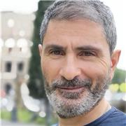 LAUREATO IN MATERIE LETTERARIE E CON CONOSCENZA AVANZATA DI INGLESE E SPAGNOLO