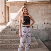 Autrichienne propose des cours particuliers d'allemand et d'anglais pour tous les âges, en personne ou en ligne. Conversation, conseils sur les séries et les livres, relecture de textes etc