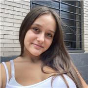 Estudiante de bachillerato da clases a niños hasta 4 de ESO