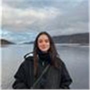 Estudiante de filología inglesa, con título C1 de inglés y B2 de francés. Título de monitora. Dinámica y abierta. 