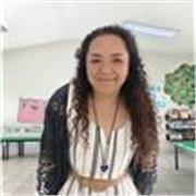 Maestra de apoyo escolar para niños de primaria con dificultades para aprender a leer y escribir