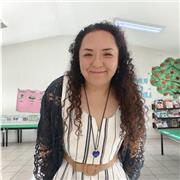 Maestra de apoyo escolar para niños de primaria con dificultades para aprender a leer y escribir