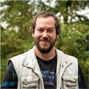 Fotógrafo profesional y director de estudio con 15 años de experiencia y formación en Suiza.