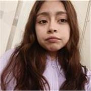 Joven que terminó los estudios, desarrolla clases de refuerzo de manera didáctica a los alumnos. 