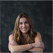 Profesora generalista (lengua, matemáticas, science, arte) da clases de apoyo a niños y niñas de Educación Primaria