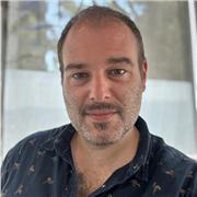 ¡Hola! Soy Javier (maestro de Primaria) una persona paciente, dedicada y con pasión por la enseñanza.