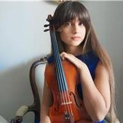Laureata in violino e viola impartisce lezioni