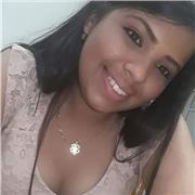 Profesora de inglés que imparte clase a niños de todas las edades