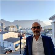 Laureto in scienze politiche, ventennale esperienza internazionale. Lezioni di storia, geografia, diritto, francese e inglese