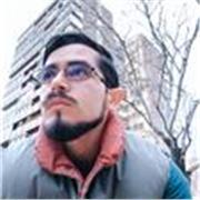 Joven titulado universitario con experiencia en el área empresarial y con certificación de la universidad de Míchigan.