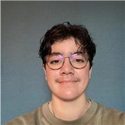 Lycéen de terminale doué en mathématiques et en langue prêt à vous aider