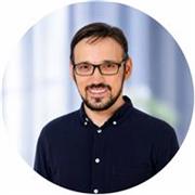 Pianist mit musikalischer Ausbildung bietet Klavierunterricht auf Russisch für Erwachsene in Nürnberg an – für Anfänger und Wieder