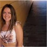Profesora de primaria que imparte clases a niños de 6 a 12 años