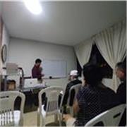 Profesor para niños de primaria estudiante de ingeniería civil