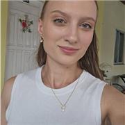 Sou formada em Economia e sou amante da Matemática. Dei aulas particulares e auxiliei meus colegas durante o período escolar