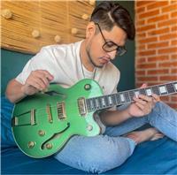 ¡Aprende a tocar la guitarra con clases personalizadas!  Te enseño desde las notas básicas hasta escribir tus propias canciones