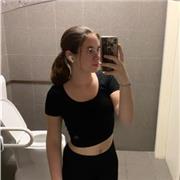 Studentessa offre ripetizioni a studenti delle elementari e medie