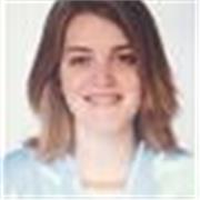 Profesora de guitarra imparte clases a personas de cualquier edad que quieran empezar con este instrumento o que tengan ya base