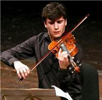 Maestro di violino impartisce lezioni di strumento