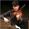 Maestro di violino impartisce lezioni di strumento