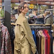 Jeune étudiante qui donne des cours d'anglais de la maternelle au lycée.