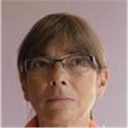 Correctrice journaliste donne cours de français à distance.