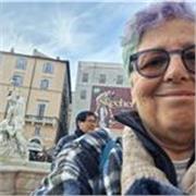 Laureata vecchio ordinamento, con ottima conoscenza inglese e francese e cultura internazionale