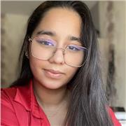 Étudiante donne des cours de soutien scolaire