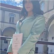 Laureata in lingue impartisce lezioni di Inglese, letteratura italiana e inglese, storia