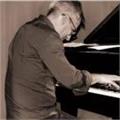 Pianista e compositore, con esperienza didattica, offre lezioni di pianoforte moderno (pop/jazz), teoria,armonia e improvvisazione
