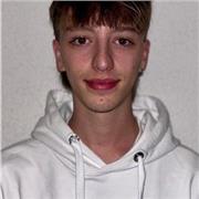 estudiante que busca un trabajo y que le gustaría ganar dinero enseñando a gente su idioma nativo