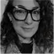 Graphic designer laureata, specializzata in comunicazione visiva e UX, offre lezioni online di grafica digitale per studenti.