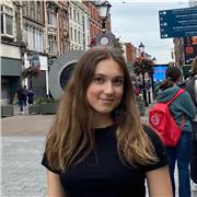 Offro lezioni di inglese e francese a ragazzi delle medie e delle superiori.