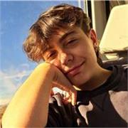 Soy de la zona de valencia, Tengo 22 años y un B1. Tengo experiencia del voluntariado de clases en caritas. 