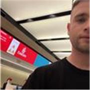 Profesor de inglés imparte clases a niños de todas las edades